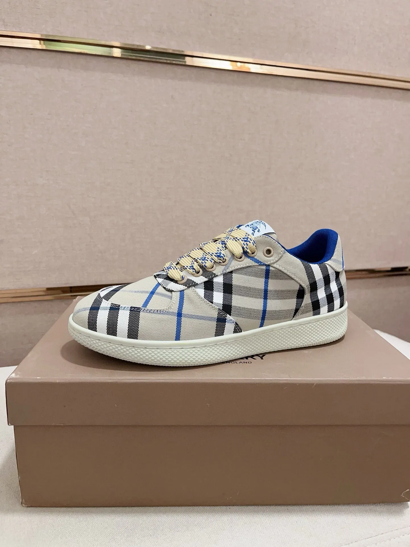 Men's shoes 💰: 560💰🇮🇹🇮🇹The counters are synchronized with Burberry's top purchasing agents🔍🔍Synchronized sales. Positive code number: 38-44. Italian imported cowhide, fully imported sheepskin lining, sole: original sole provided by the original factory, exclusive movable molded sole, super comfortable, original factory follow-up order, 🔍🔍high quality, you can enter and leave the counter at will, welcome to compare (45 yuan for customization, no return or exchange)